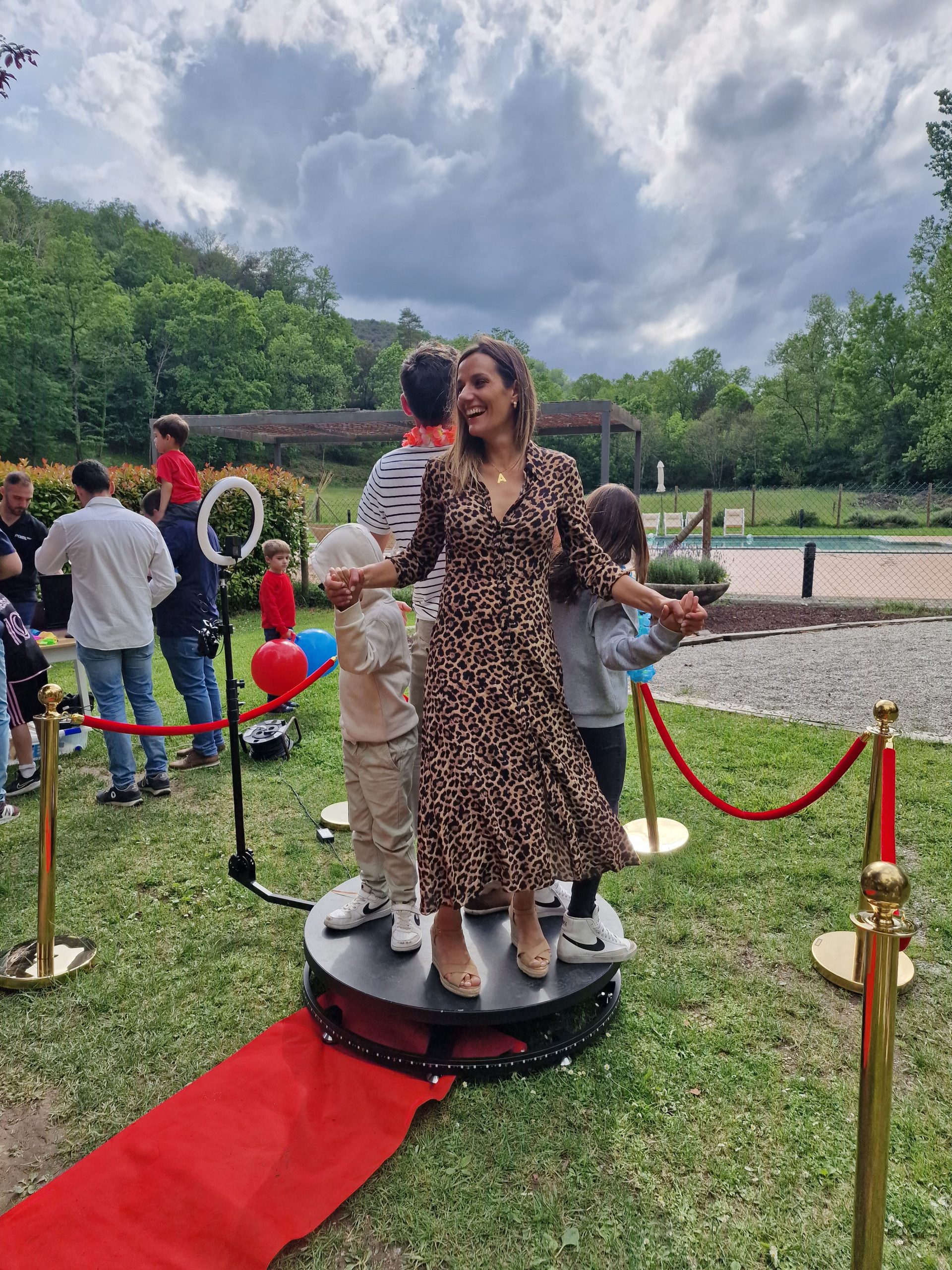 Familia grabándose un video en 360